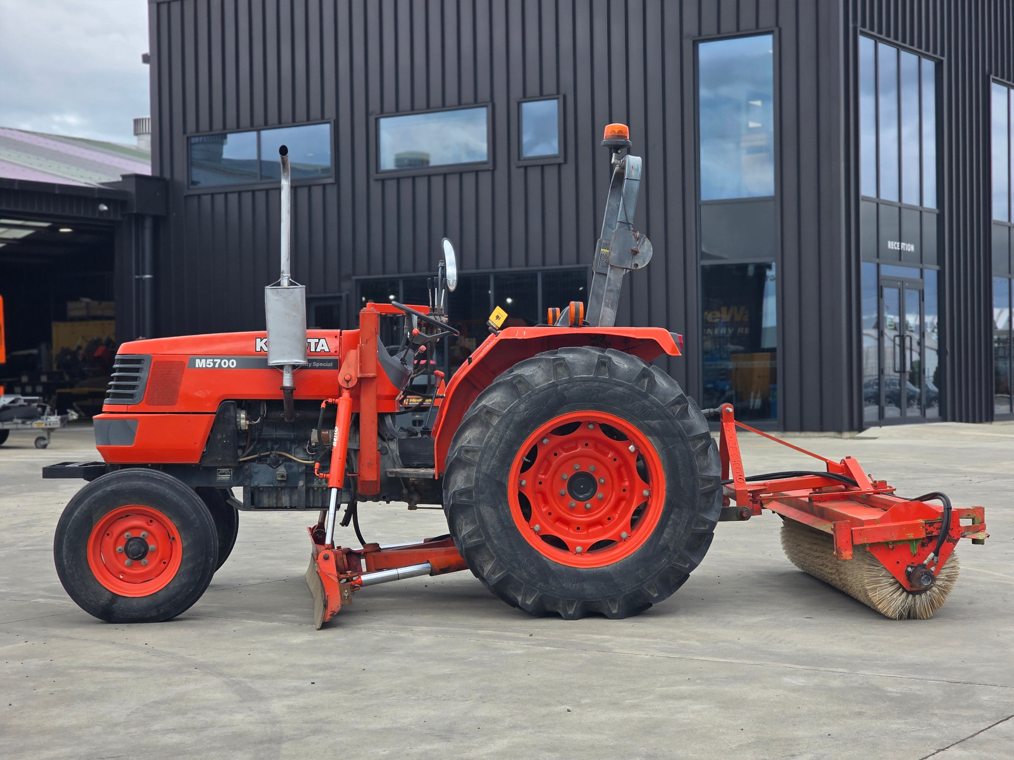 2003 Neilo M5700 Tractor Grader w/ Rear Broom