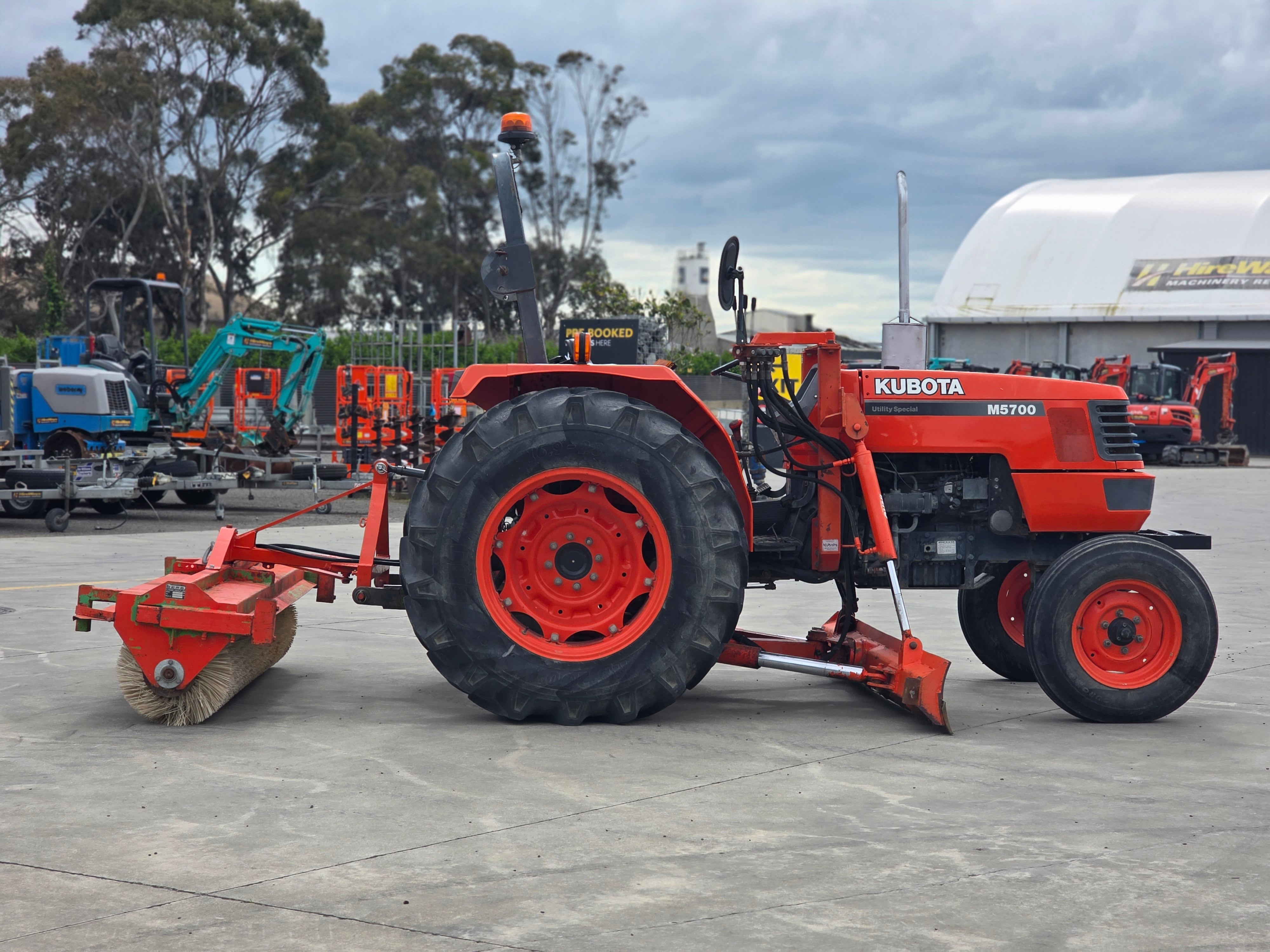 2003 Neilo M5700 Tractor Grader w/ Rear Broom