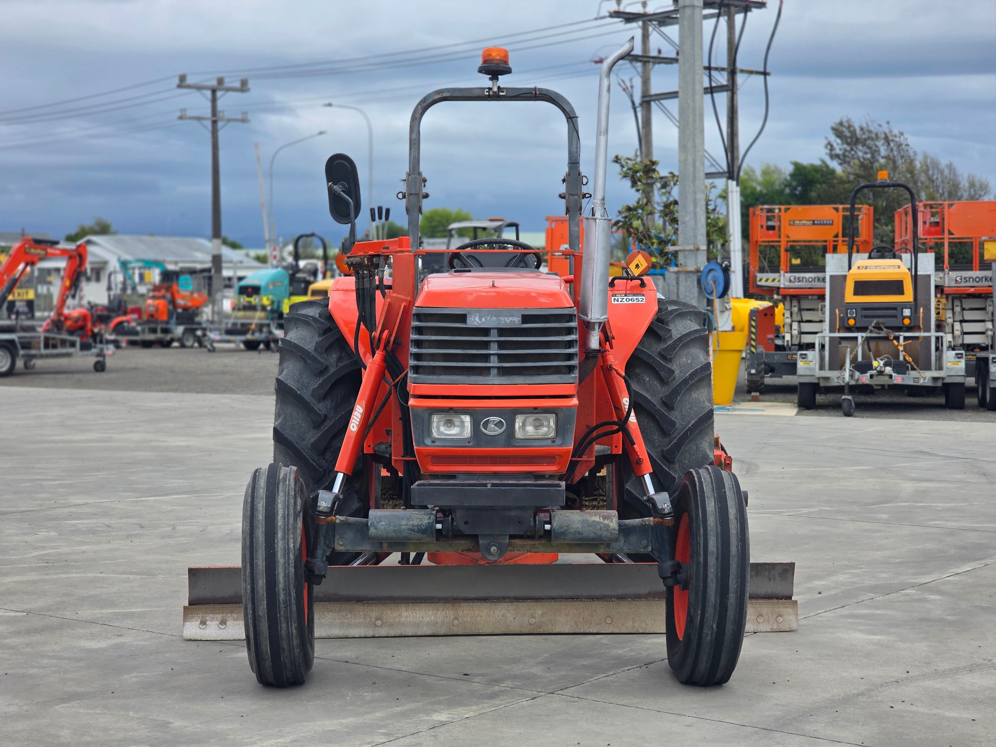 2003 Neilo M5700 Tractor Grader w/ Rear Broom