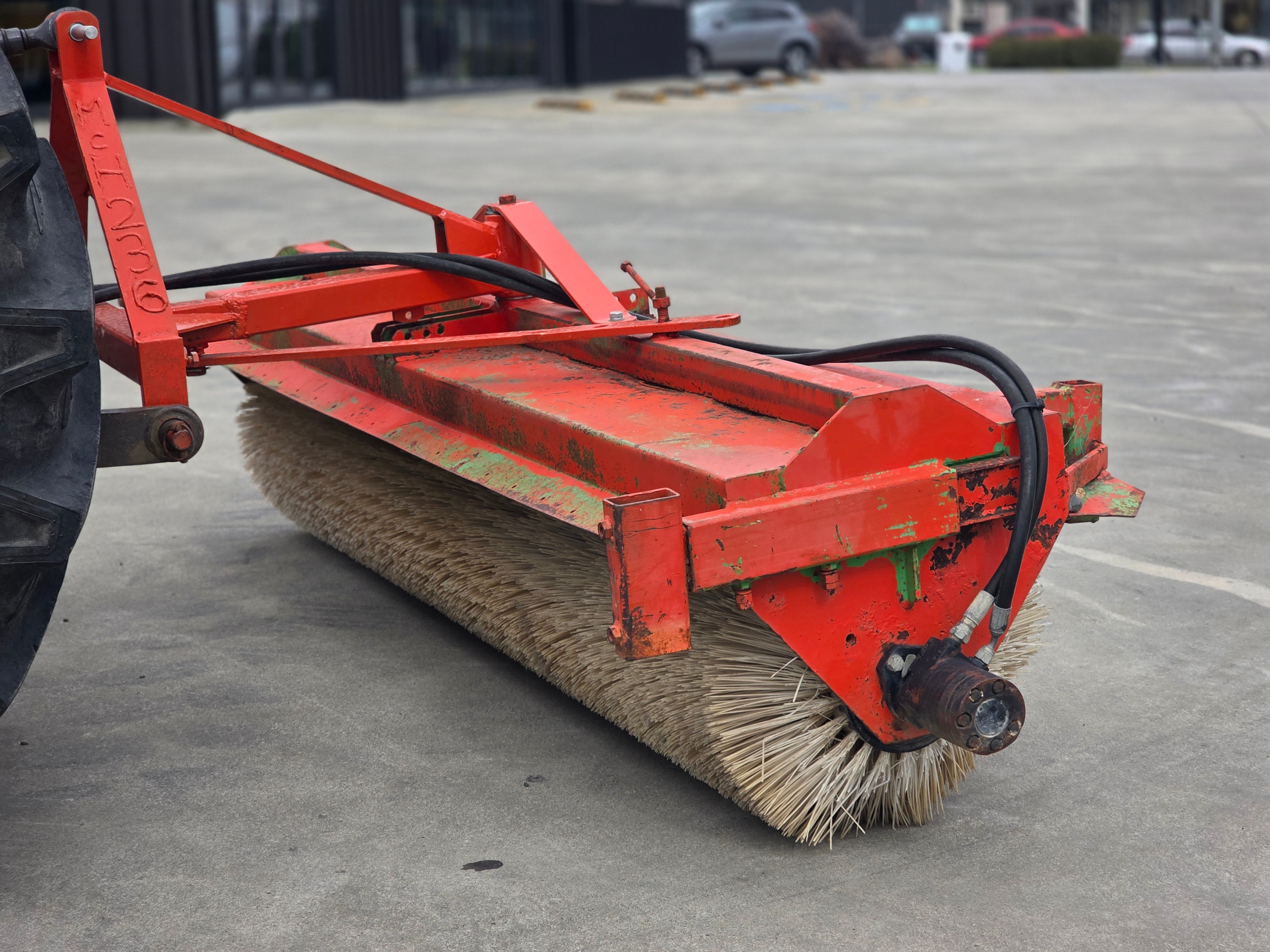 2003 Neilo M5700 Tractor Grader w/ Rear Broom