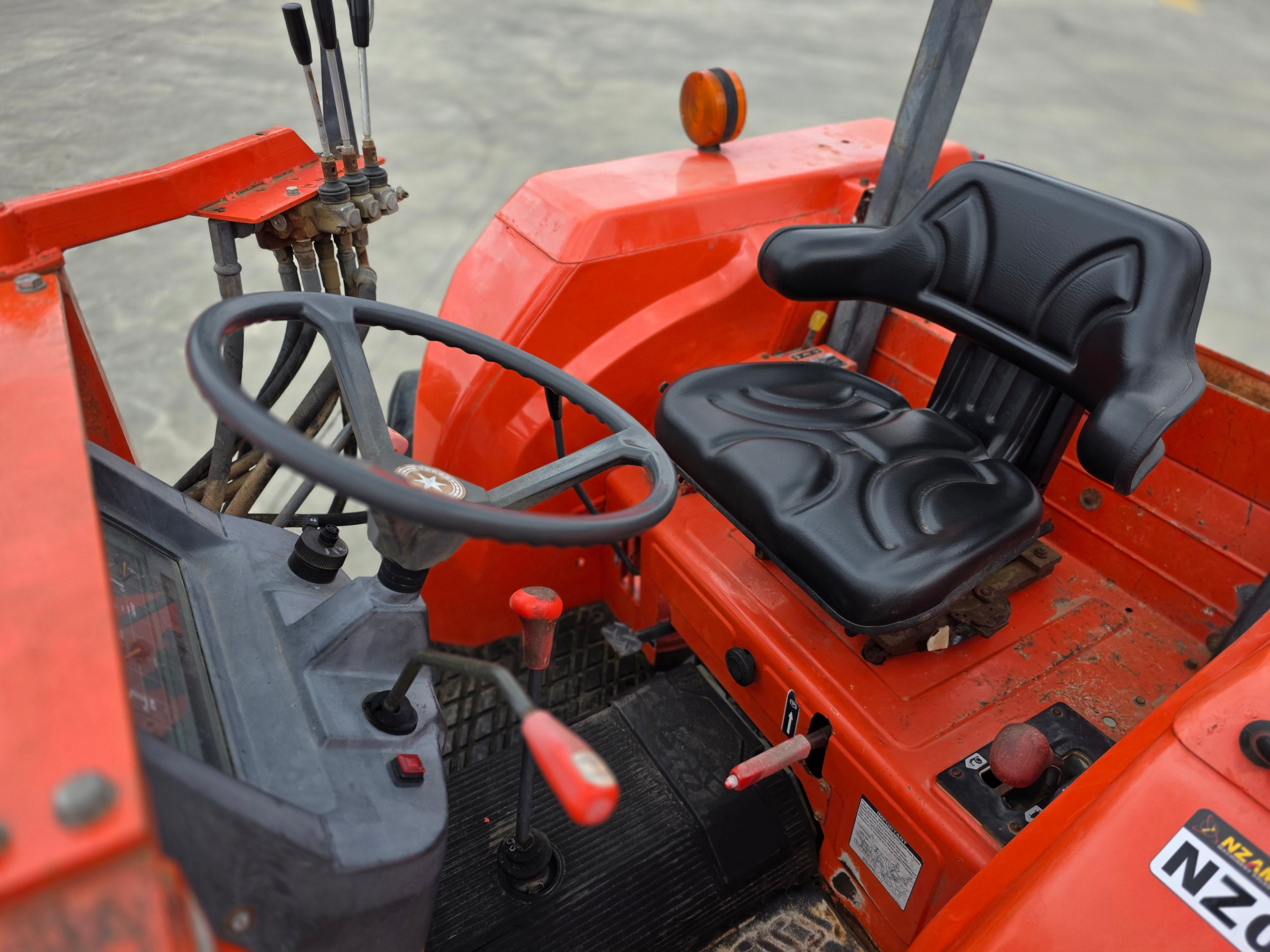 2003 Neilo M5700 Tractor Grader w/ Rear Broom