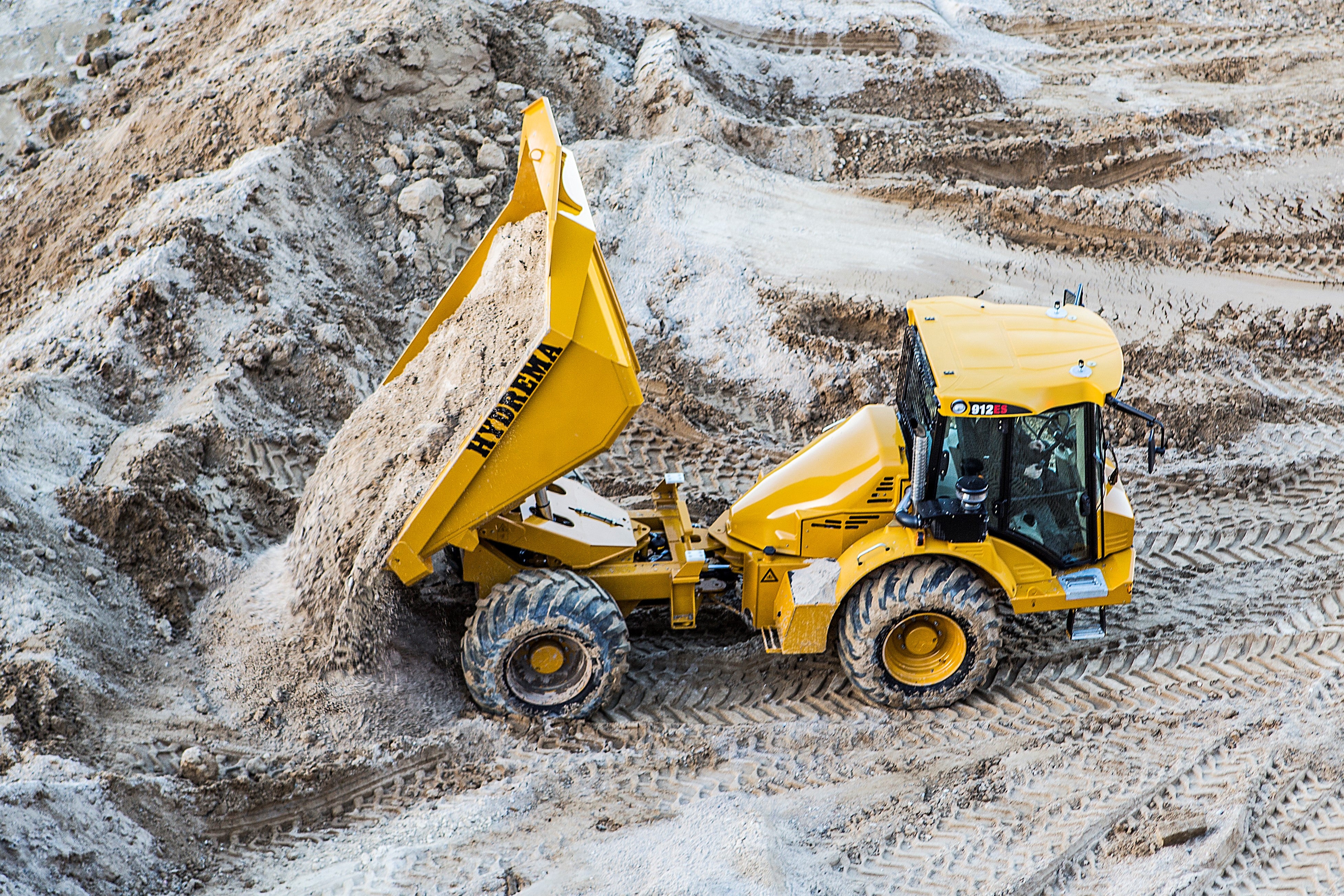 Hydrema 912 tipping out material