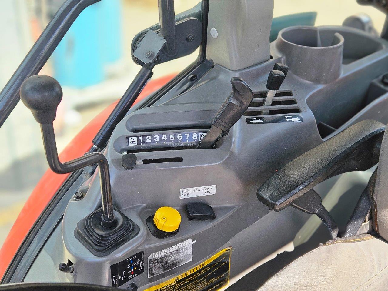 2019 Kubota L5740D Neilo Broom