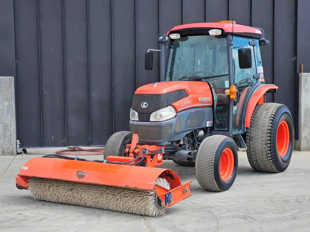 2019 Kubota L5740D Neilo Broom