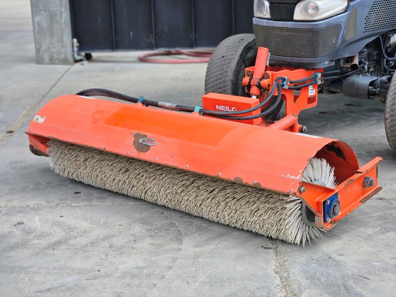 2019 Kubota L5740D Neilo Broom