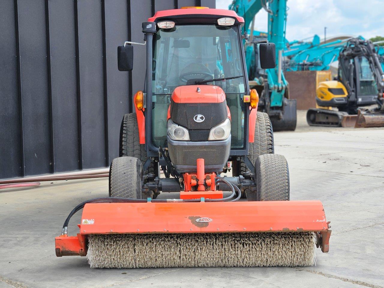 2019 Kubota L5740D Neilo Broom