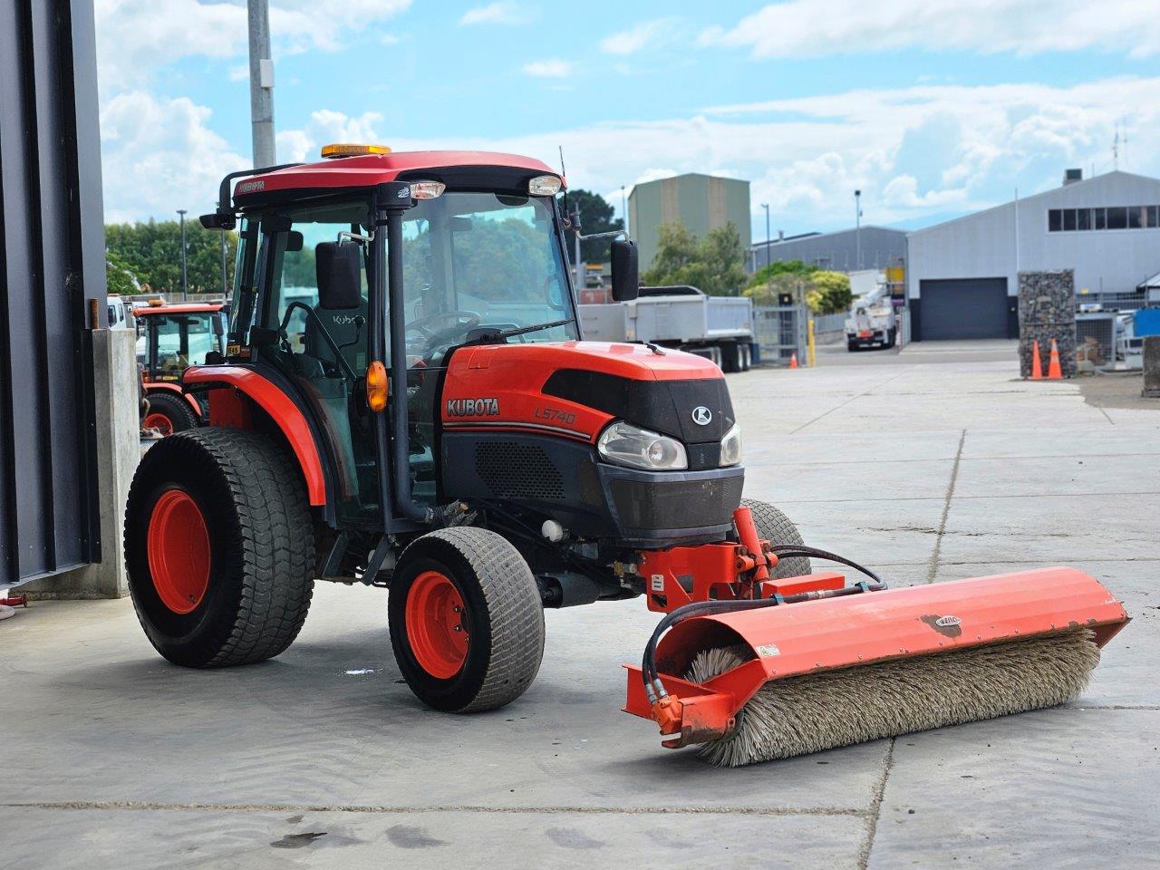 2019 Kubota L5740D Neilo Broom