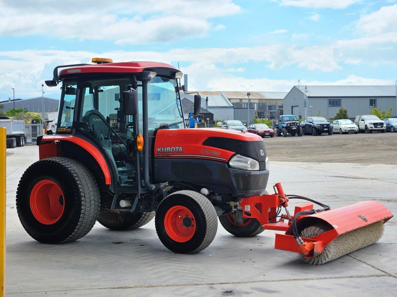 2019 Kubota L5740D Neilo Broom