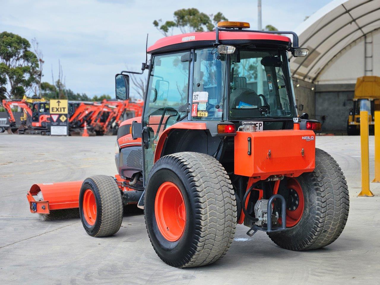 2019 Kubota L5740D Neilo Broom