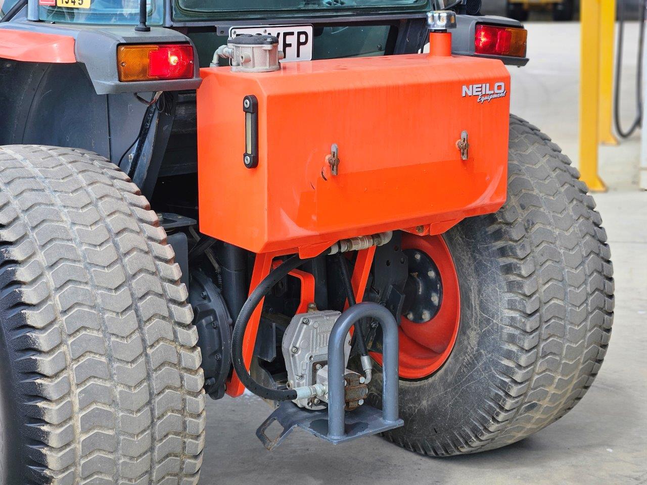 2019 Kubota L5740D Neilo Broom