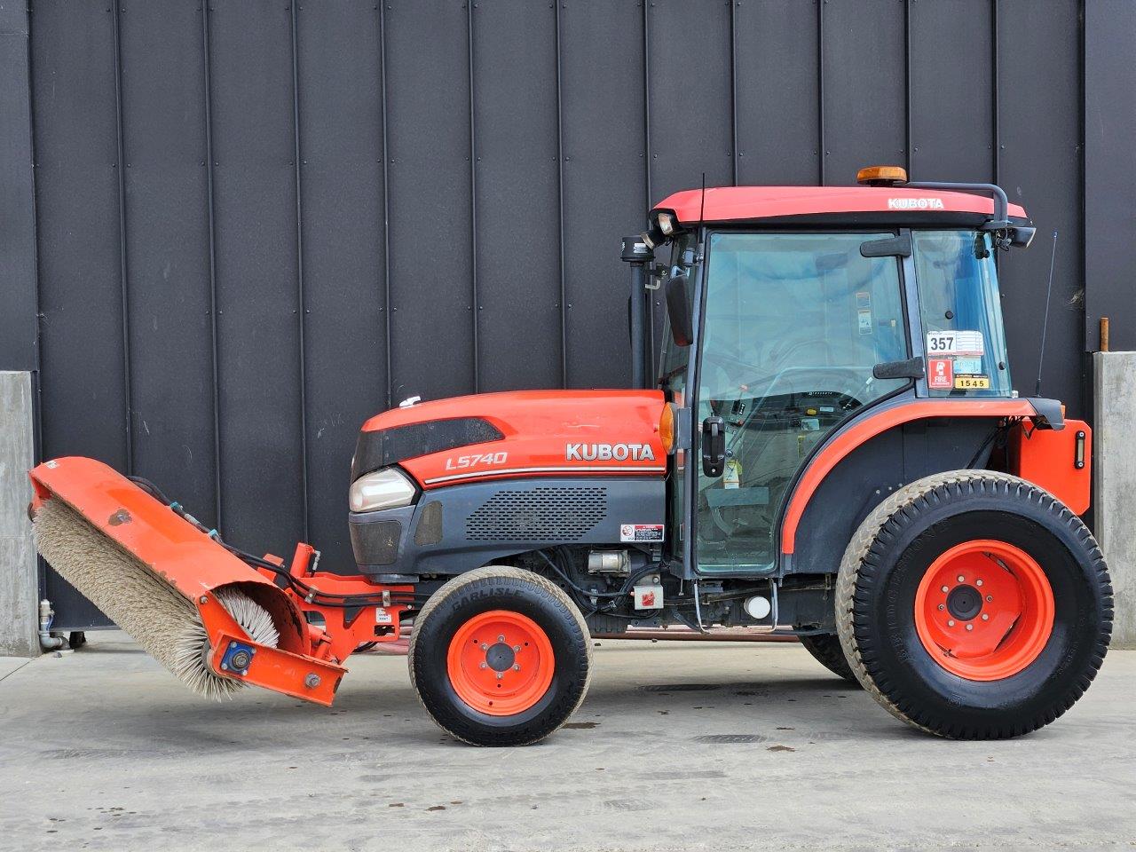 2019 Kubota L5740D Neilo Broom