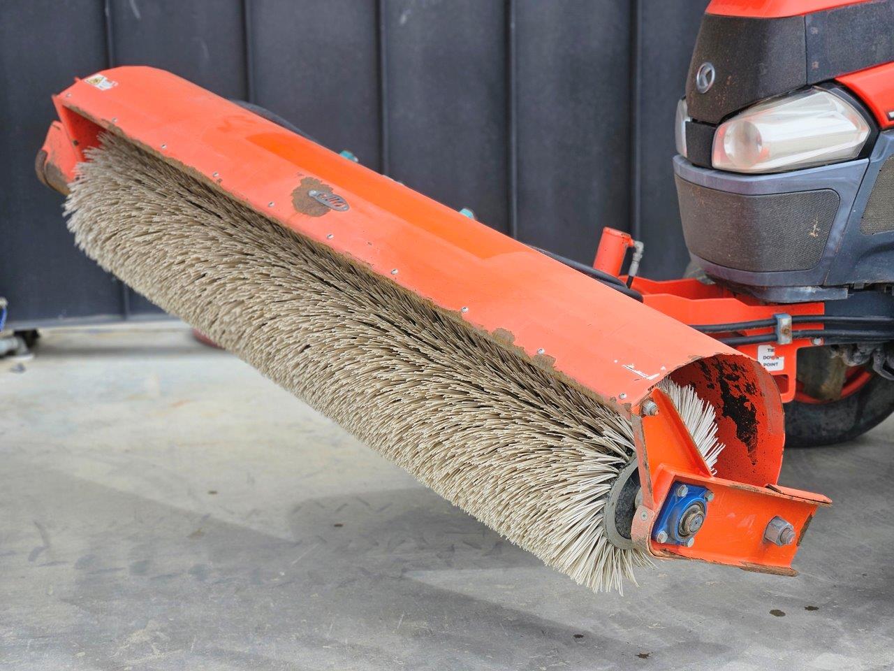 2019 Kubota L5740D Neilo Broom