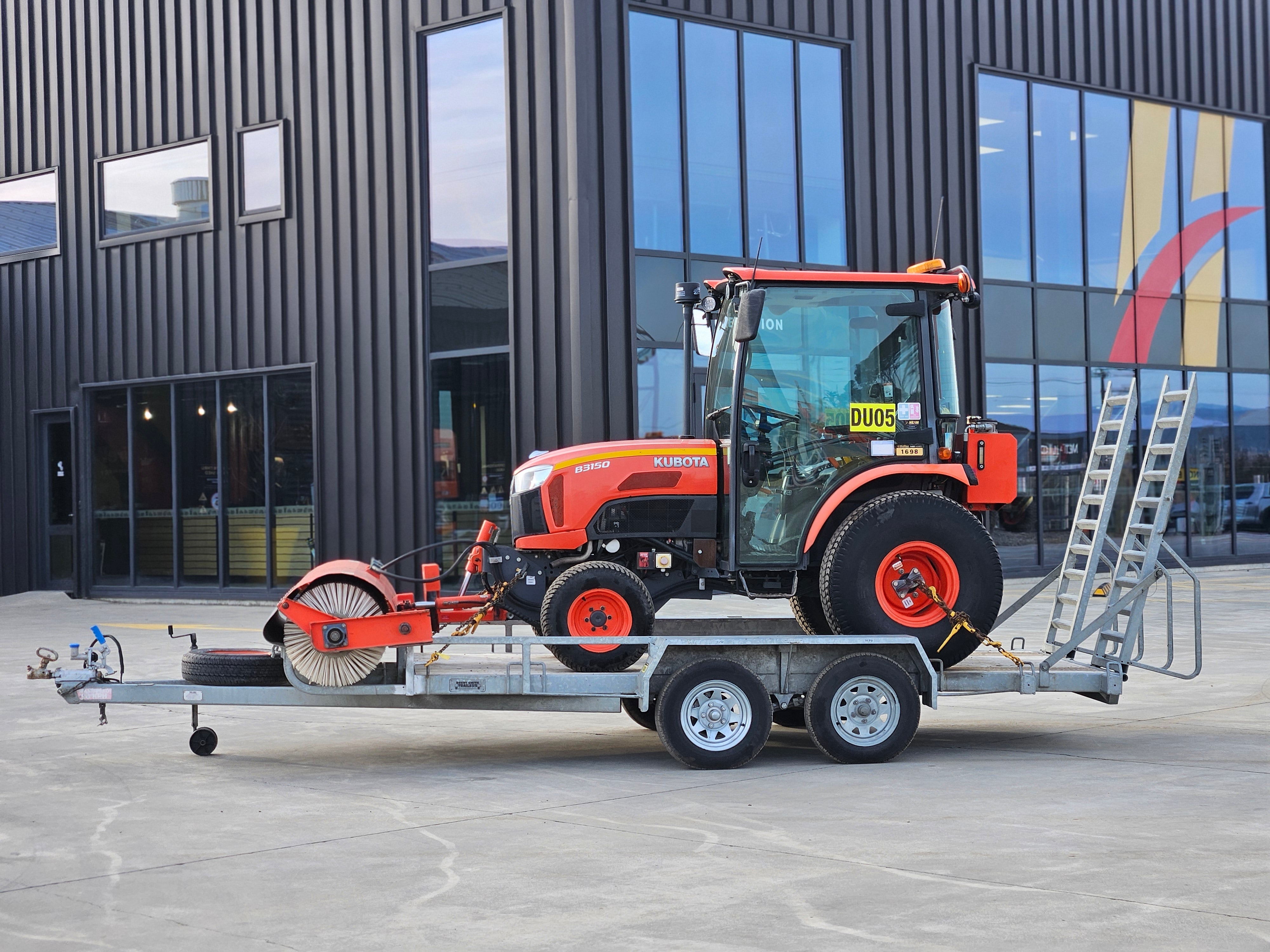 2020 Neilo B3150 Tractor Broom & Trailer