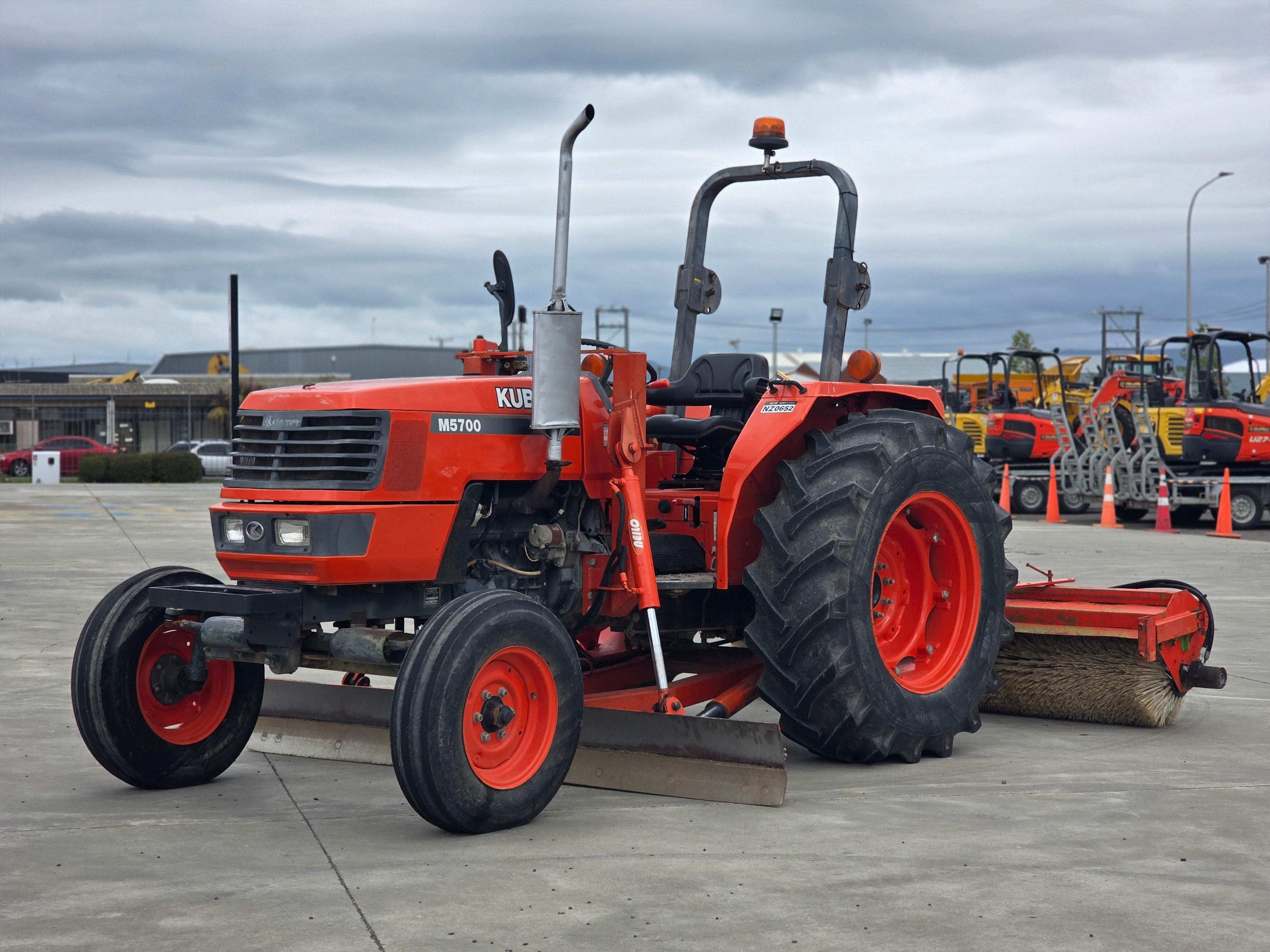 2003 Neilo M5700 Tractor Grader w/ Rear Broom