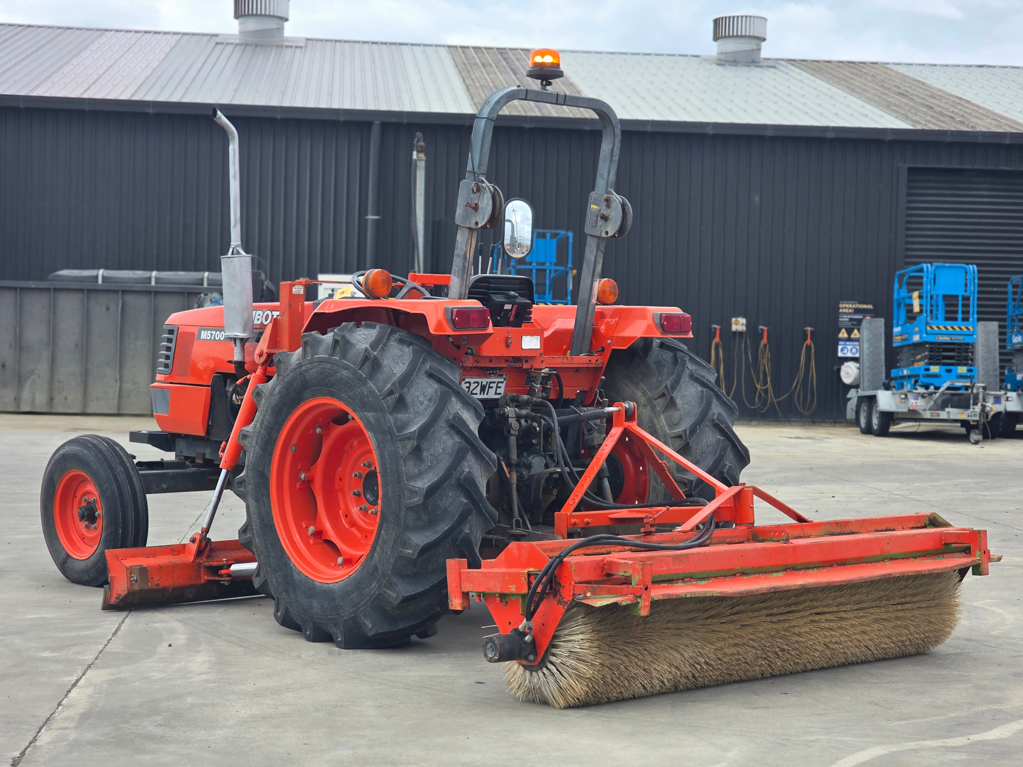 2003 Neilo M5700 Tractor Grader w/ Rear Broom