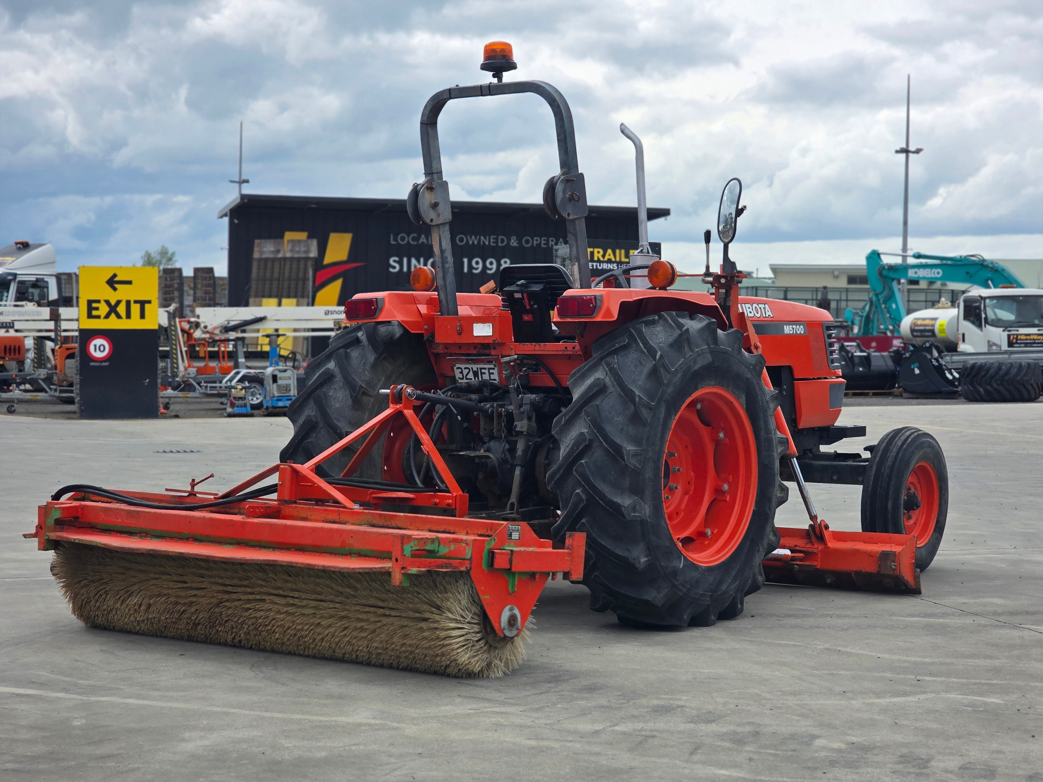 2003 Neilo M5700 Tractor Grader w/ Rear Broom