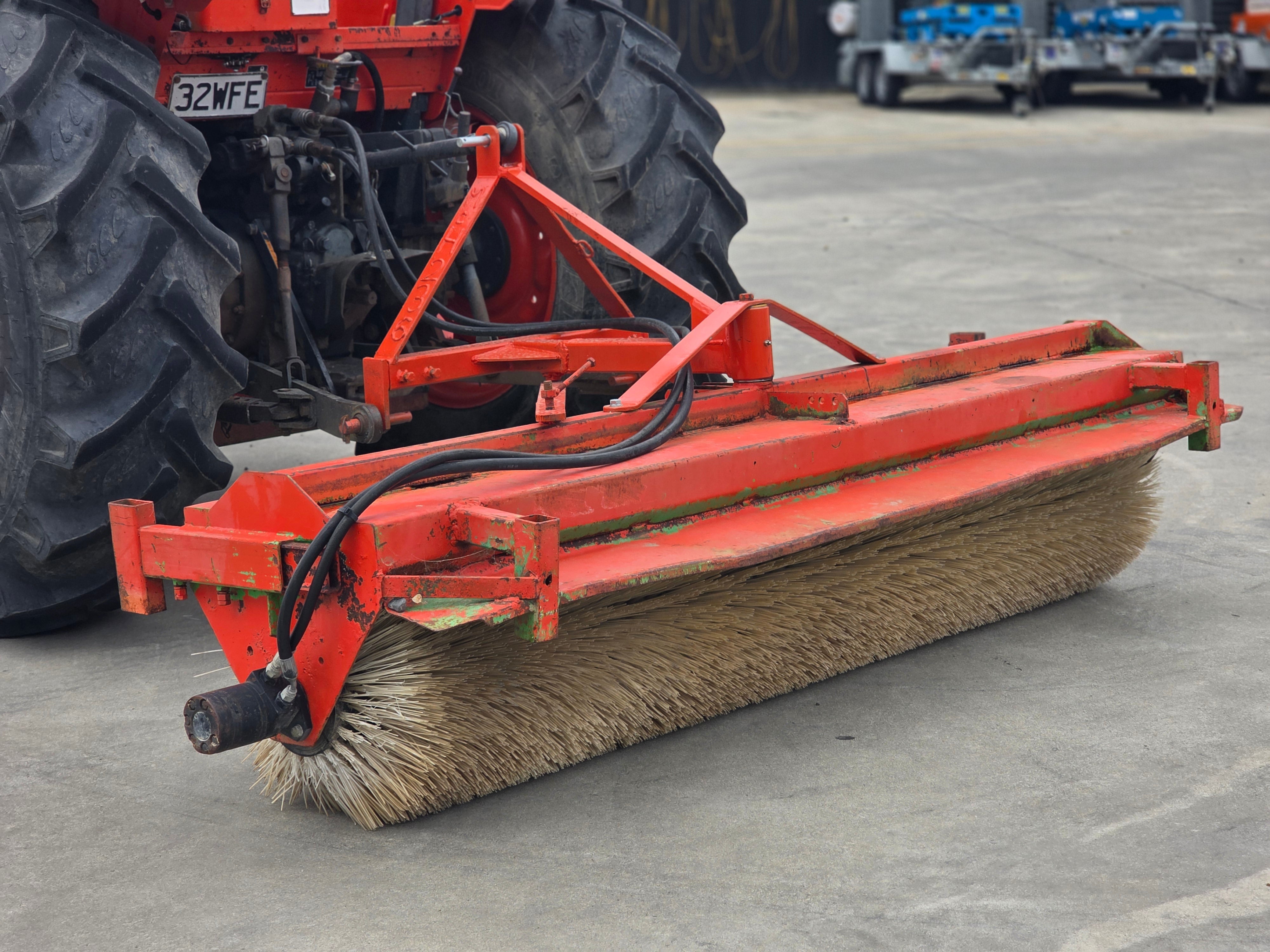 2003 Neilo M5700 Tractor Grader w/ Rear Broom